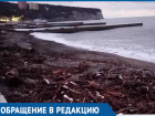 Девушка удивлена огромным количеством мусора на пляжах Дивноморска