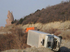 Ветер переворачивал грузовики в Геленджике: движение ограничено
