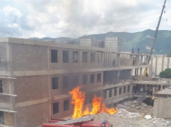 На территории будущей школы Геленджика произошел пожар