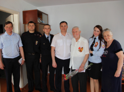 Полковник линейной полиции Олег Абрамов поздравил ветерана ВОВ