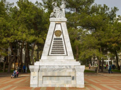 Открыта история памятника «90 борцам, павшим за власть Советов» в Геленджике