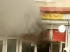 В Геленджике на улице Херсонской загорелись магазины.