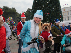 В Геленджике прошел велопарад Дедов Морозов и Снегурочек