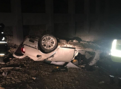 В Геленджике Lexus упал с моста, три ребенка и водитель пострадали