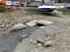 Слив канализации в море поставил под угрозу тренировки парусной школы в Геленджике
