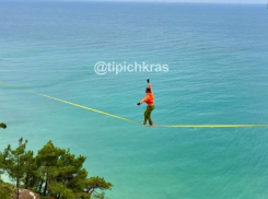 Над Голубой бездной: краснодарец прошел по веревке на высоте 100 метров