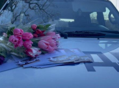 «Праздничный патруль» в деле: в Геленджике автоинспекторы поздравляют женщин на дороге
