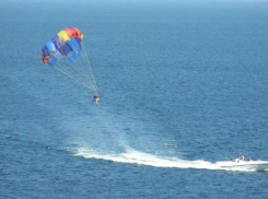 Туристы сорвались с парашюта над морем в Геленджике