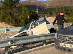 Вылетел за ограждение: под Геленджиком произошла авария