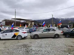 В Геленджике прошел автопробег в поддержку Российской армии