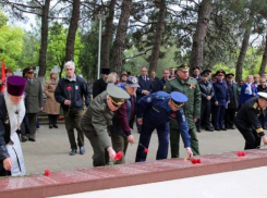 На братской могиле в Геленджике почтили память павших воинов