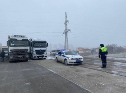 Большегрузы застряли на трассе в Геленджике 