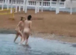 «Это форель из Сочи»: в Геленджике две девушки купались совсем голыми