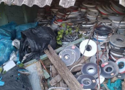 Геленджичанин обнаружил заброшенный склад со старинными кассетами
