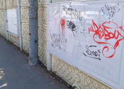 «На заборе много, что написано»: жители и гости Геленджика жалуются на непристойный вид города
