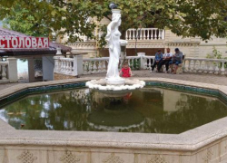 "Рыбок за тиной не видно": геленджичане жалуются на зеленую воду в фонтане