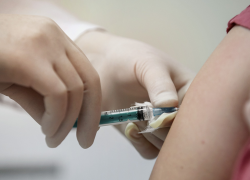 «Потом спасибо скажут»: вирусолог выступил за принудительную вакцинацию россиян