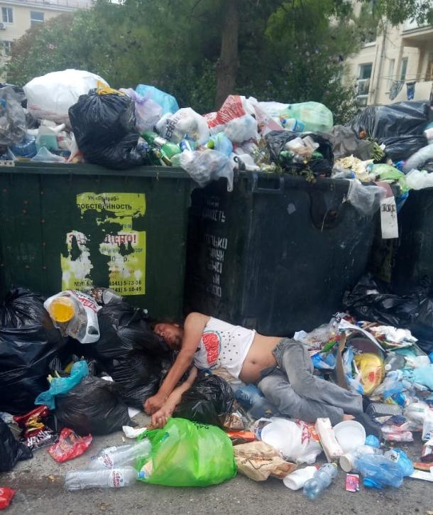 «Тут бомж заснул, а на него внимания не обращают»: геленджичане в шоке от количества мусора в городе