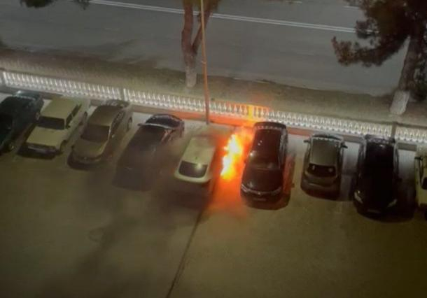«Подожгли конкретно мою машину»: известны подробности пожара на стоянке ЖК «Алые Паруса»