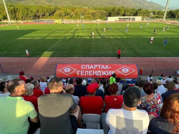«Спартак-Геленджик» идет к победе: борьба за Кубок губернатора в разгаре