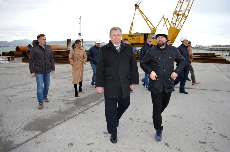 Руководитель Росморпорта лично проинспектировал начало работ в порту Геленджика