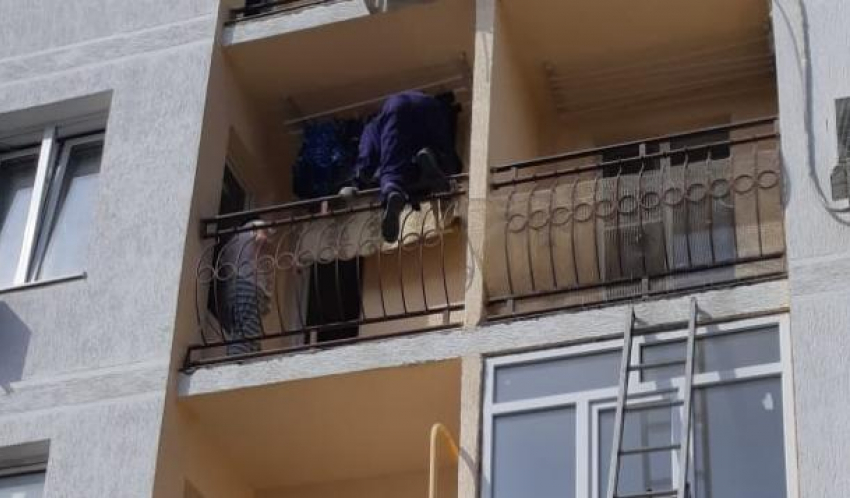 В Геленджике двухгодовалый малыш закрыл маму на балконе