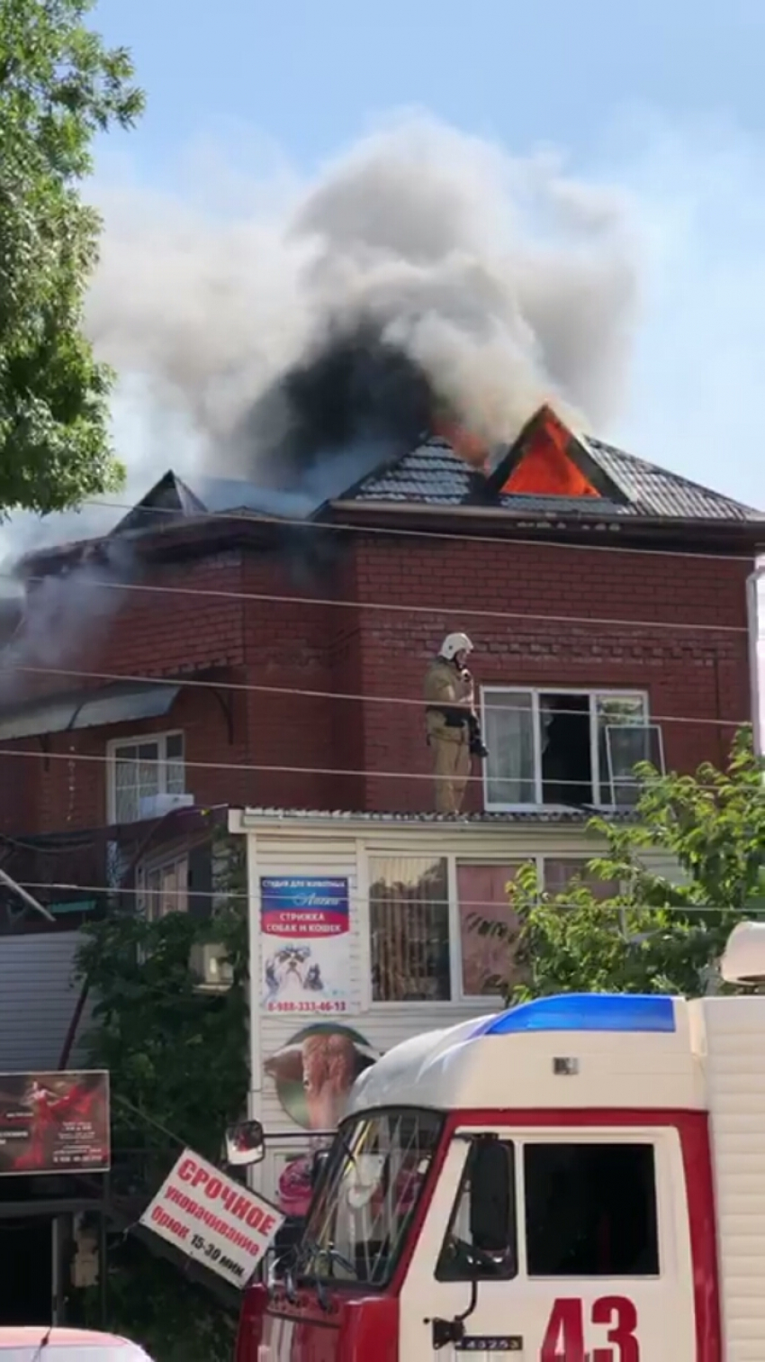 В Геленджике горит крыша дома