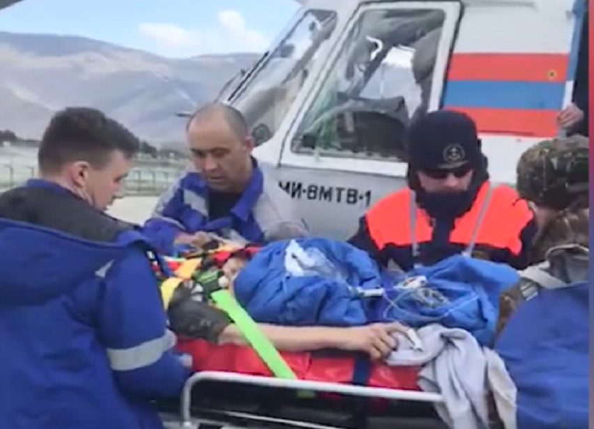 Спасательный вертолет из Геленджика эвакуировал пострадавшего в горах подростка 