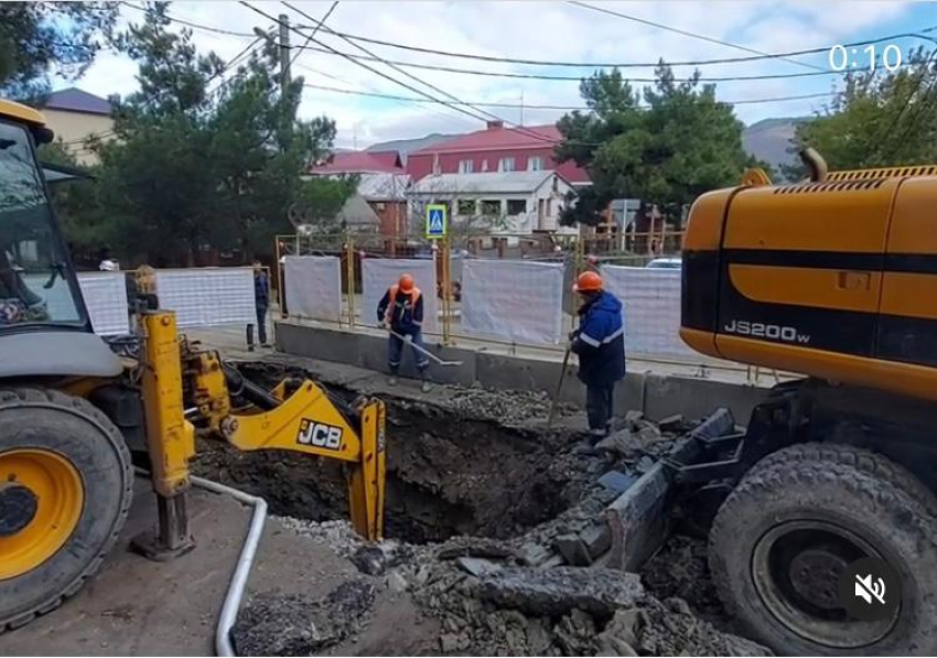 Из-за начала работ по модернизации канализационных сетей в Геленджике перекрыли две улицы