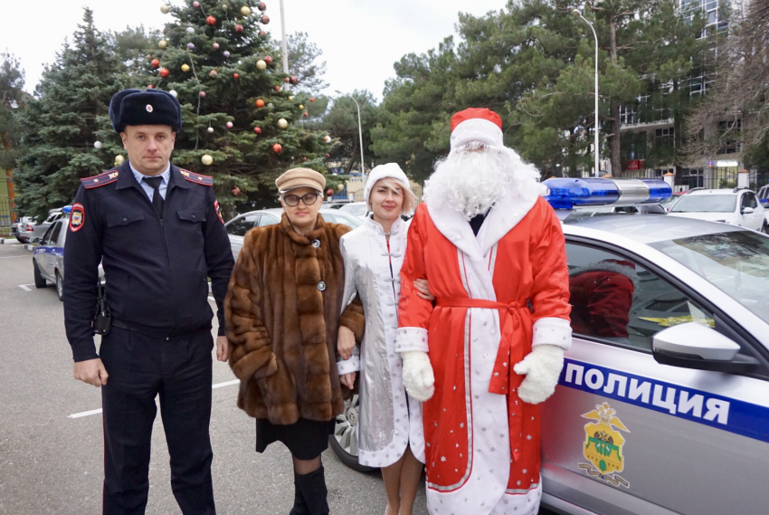Полицейские Геленджика перевоплотились в Деда Мороза и Снегурочку