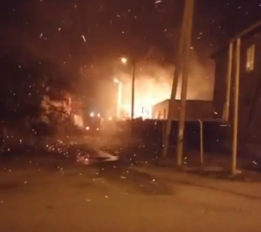 В соседней с Геленджиком Кабардинке пожарные почти два часа боролись с огнём 