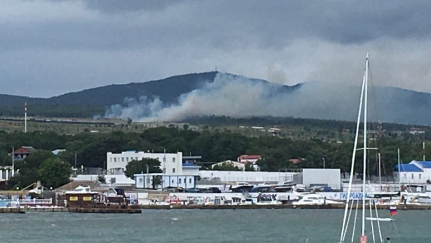 Клубы дыма поднялись над Голубой бухтой Геленджика