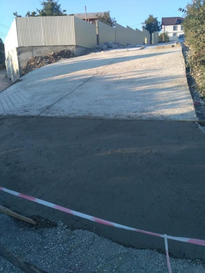 Жители решили не ждать помощи властей Геленджика и начали строительство дороги