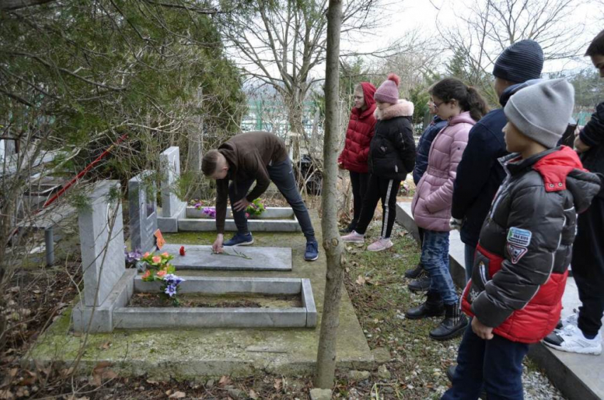 Благодаря субботнику школьник из Геленджика узнал, где похоронены его родственники