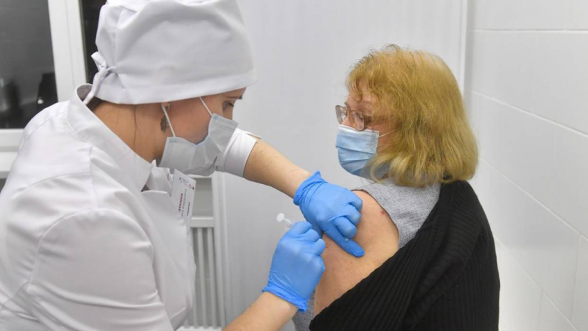 Вакцинация каждые полгода: на Кубани прошел брифинг по заболеваемости COVID-19
