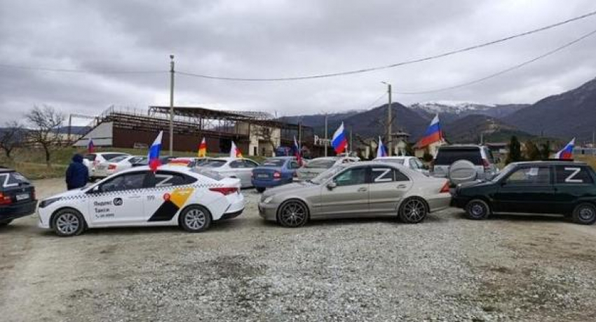 В Геленджике прошел автопробег в поддержку Российской армии
