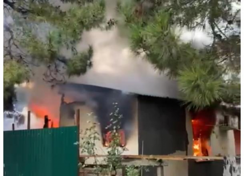 В  Геленджике в микрорайоне Голубая бухта  сгорел частный дом