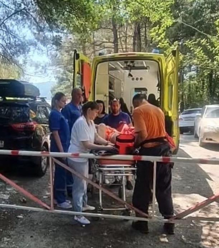 В Геленджике эвакуировали москвичку с переломом и сняли с утеса двух туристов