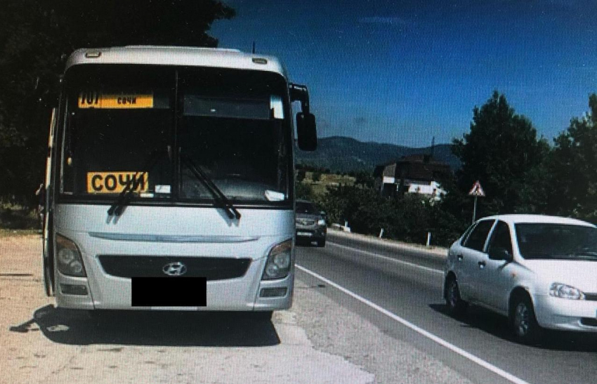 В Геленджике при перестроении автомобиль повредил рейсовый автобус и скрылся