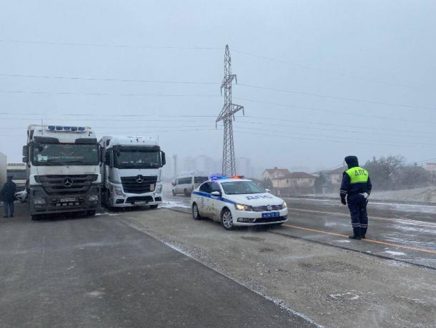 Большегрузы застряли на трассе в Геленджике 