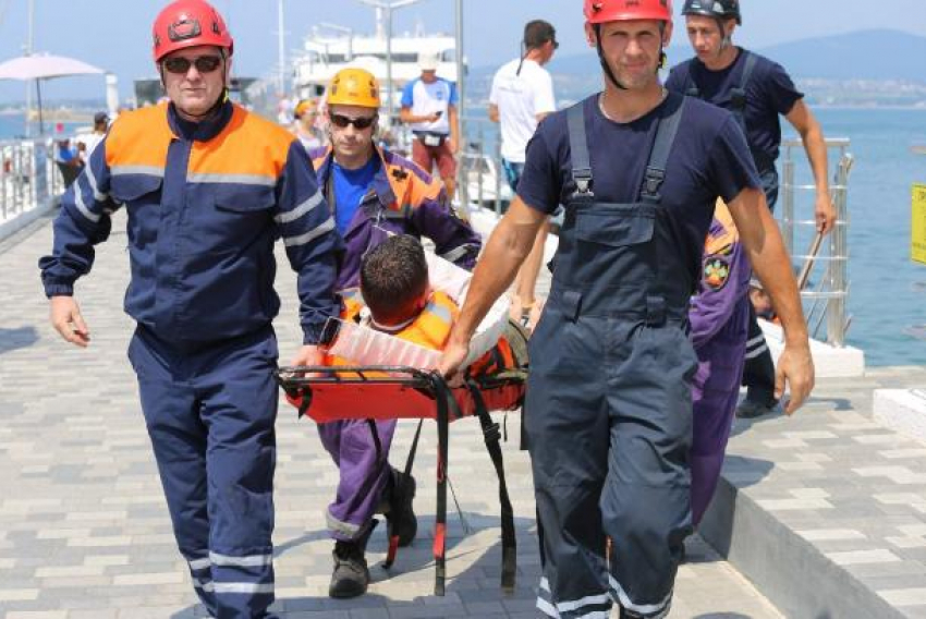 Спасение людей на воде и пожар на судне: как прошло утро в Геленджике