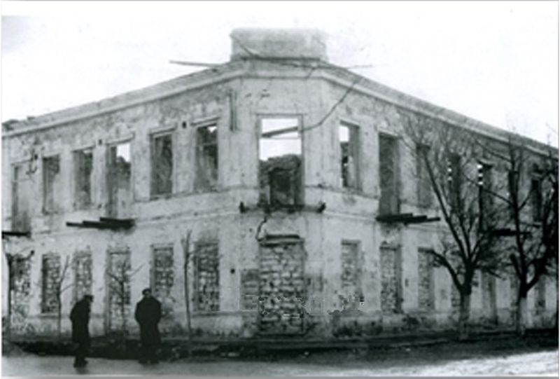 757130 Разрушенное в 1943 году здание администрации Геленджика.jpg